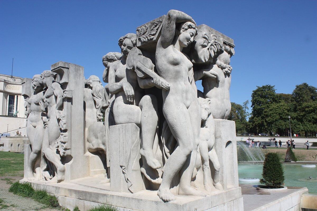 Esplanade du Trocadéro statue joie de vivre